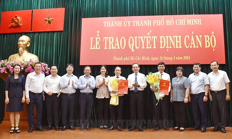 Thành uỷ TP Hồ Chí Minh trao quyết định công tác cán bộ