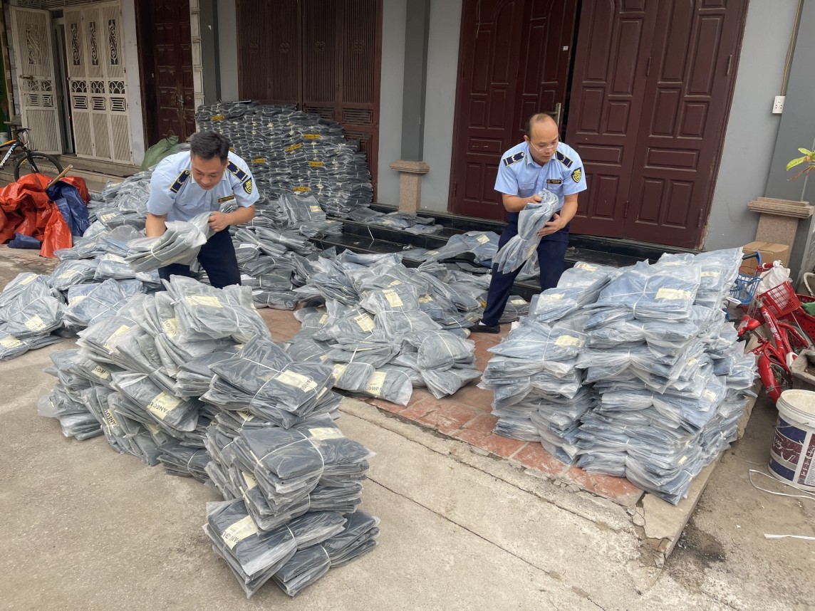 Vĩnh Phúc Tạm giữ gần 3 000 sản phẩm quần áo nhập lậu