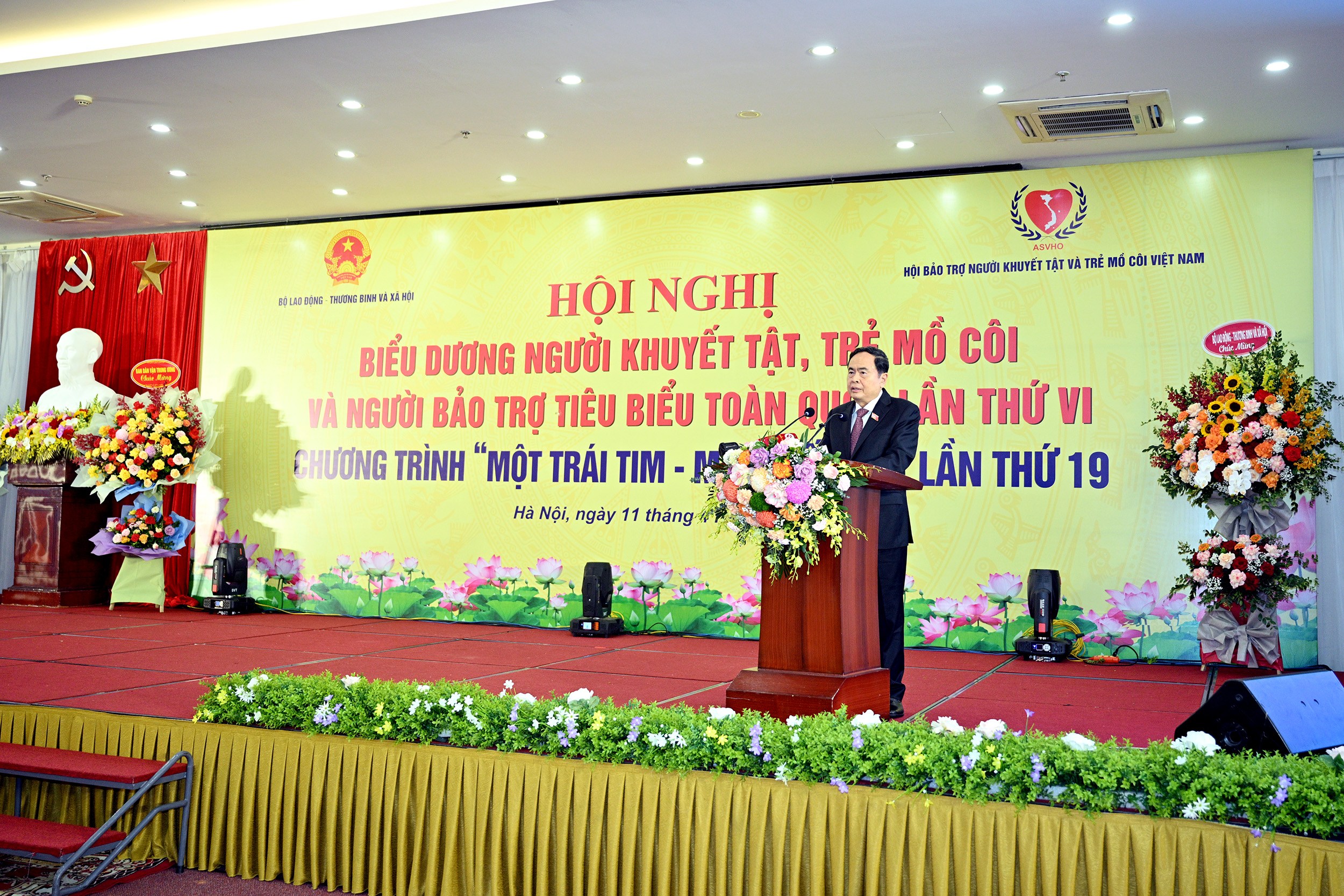 Biểu dương người khuyết tật, trẻ mồ côi và người bảo trợ tiêu biểu toàn quốc