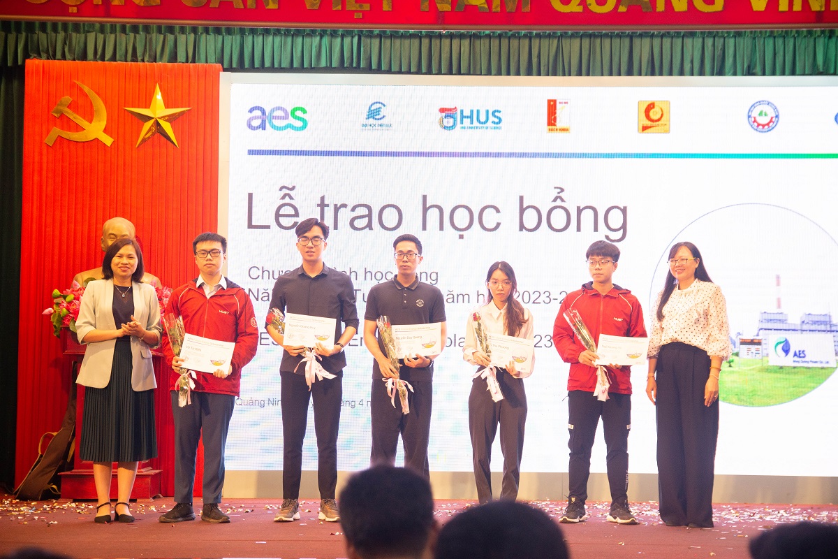 Trao 30 suất học bổng Năng lượng tương lai