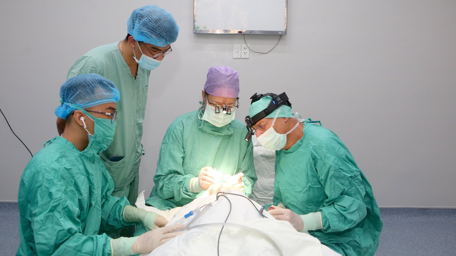 Mang nụ cười rạng rỡ đến với trẻ em khó khăn, khuyết tật