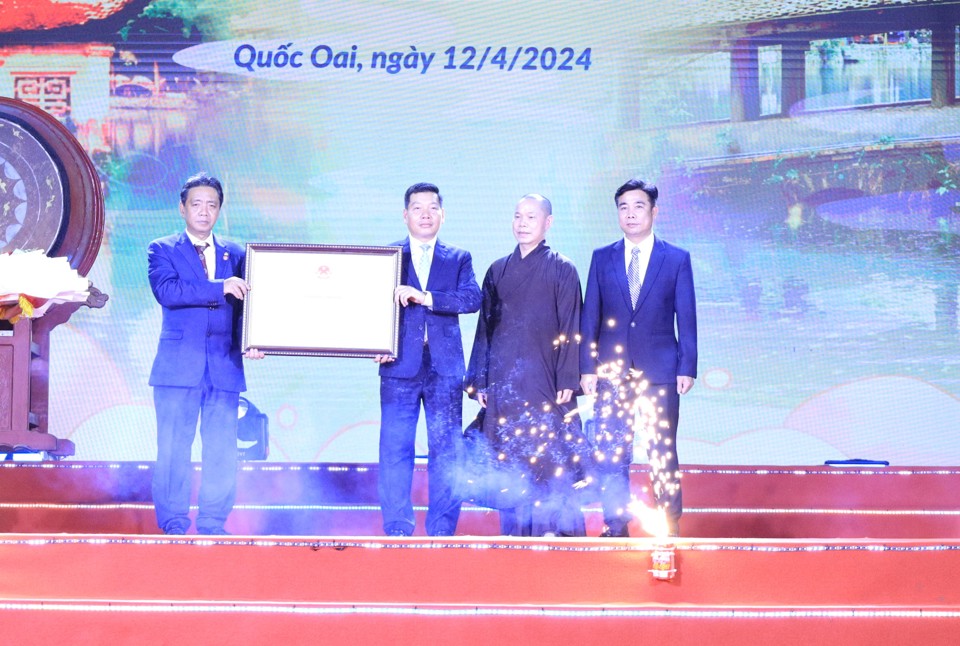 Lễ hội chùa Thầy đón nhận danh hiệu Di sản Văn hóa phi vật thể quốc gia