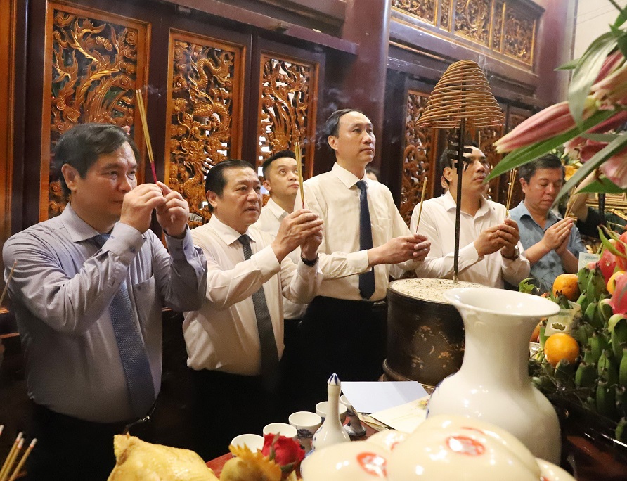 Đoàn công tác Ban Tuyên giáo Trung ương dâng hương các Vua Hùng