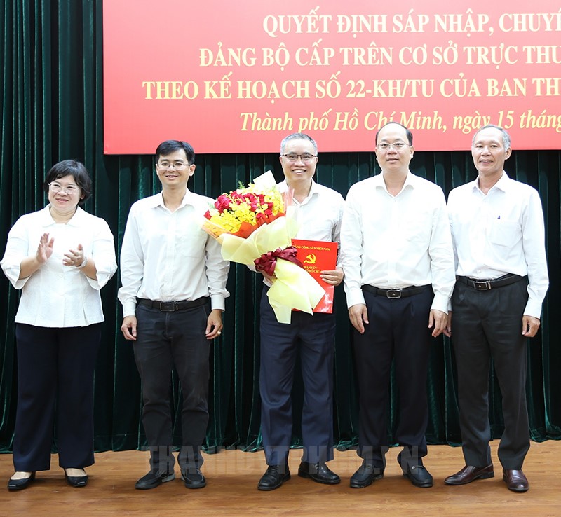 Thành ủy TP Hồ Chí Minh sáp nhập, chuyển giao Đảng bộ cấp trên cơ sở