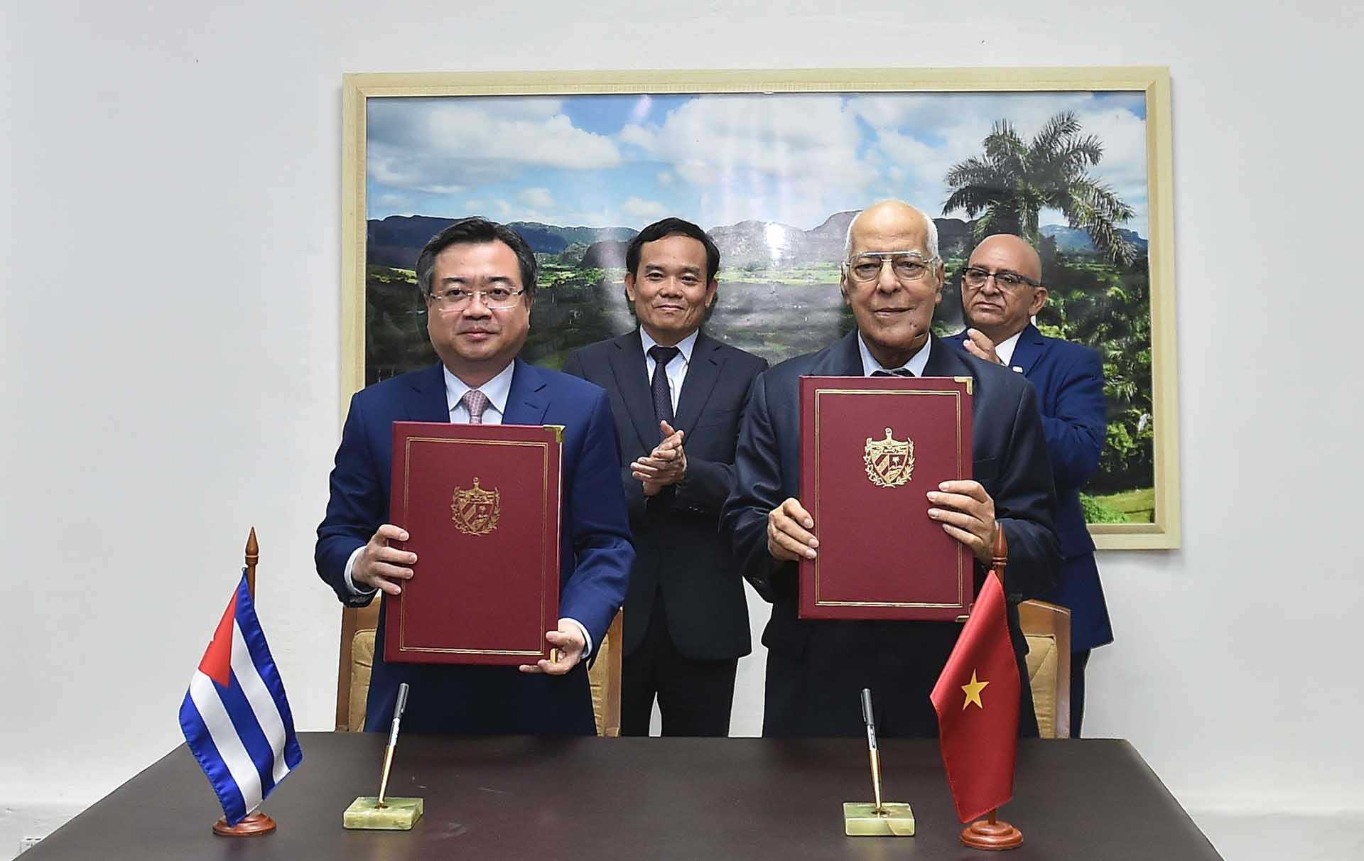 Làm sâu sắc hơn nữa quan hệ anh em đồng chí Việt Nam - Cuba