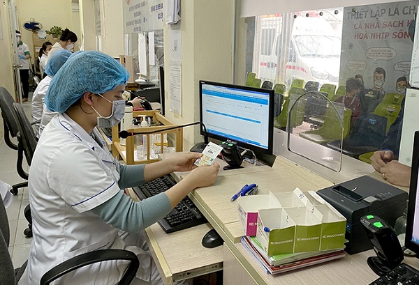 Chấn chỉnh việc yêu cầu người bệnh phải mang thẻ bảo hiểm y tế giấy