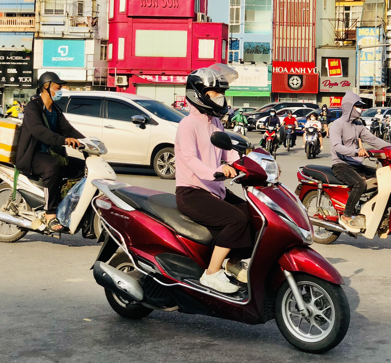 Nắng nóng gay gắt nhiều khu vực trên cả nước, có nơi trên 39 độ C