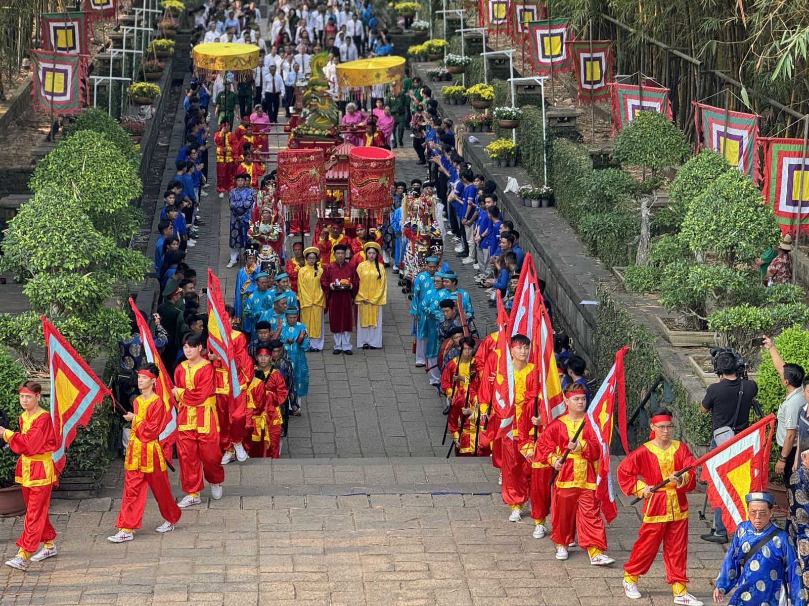 Lãnh đạo TP Hồ Chí Minh và hàng nghìn người dâng hương Giỗ Tổ Hùng Vương