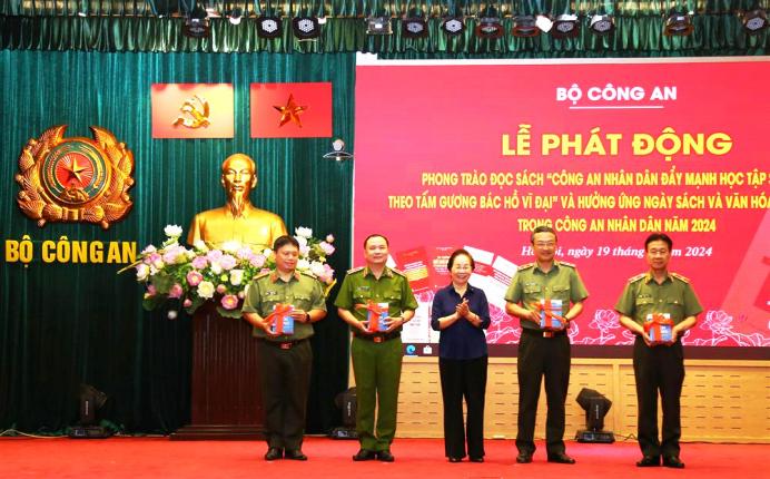 Phát động phong trào đọc sách năm 2024 trong Công an nhân dân