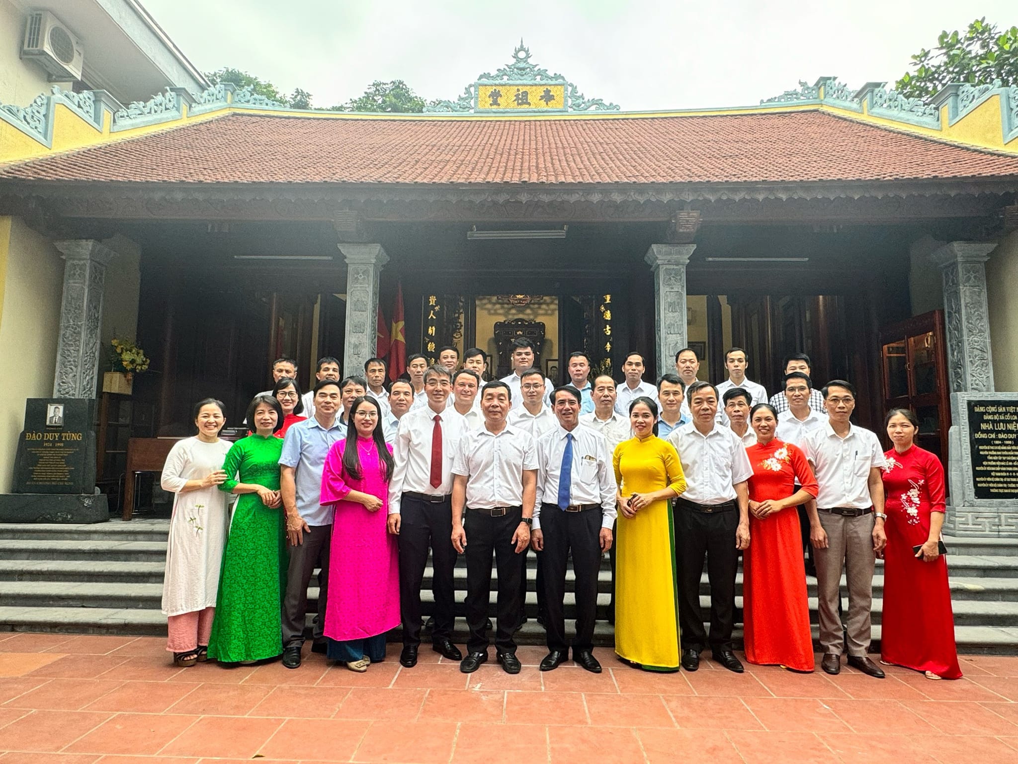 Hội Nông dân huyện Đông Anh dâng hương bày tỏ lòng biết ơn đồng chí Đào Duy Tùng