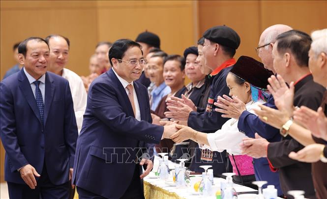 Gặp mặt Đoàn đại biểu các già làng, trưởng bản, nghệ nhân, người có uy tín tiêu biểu