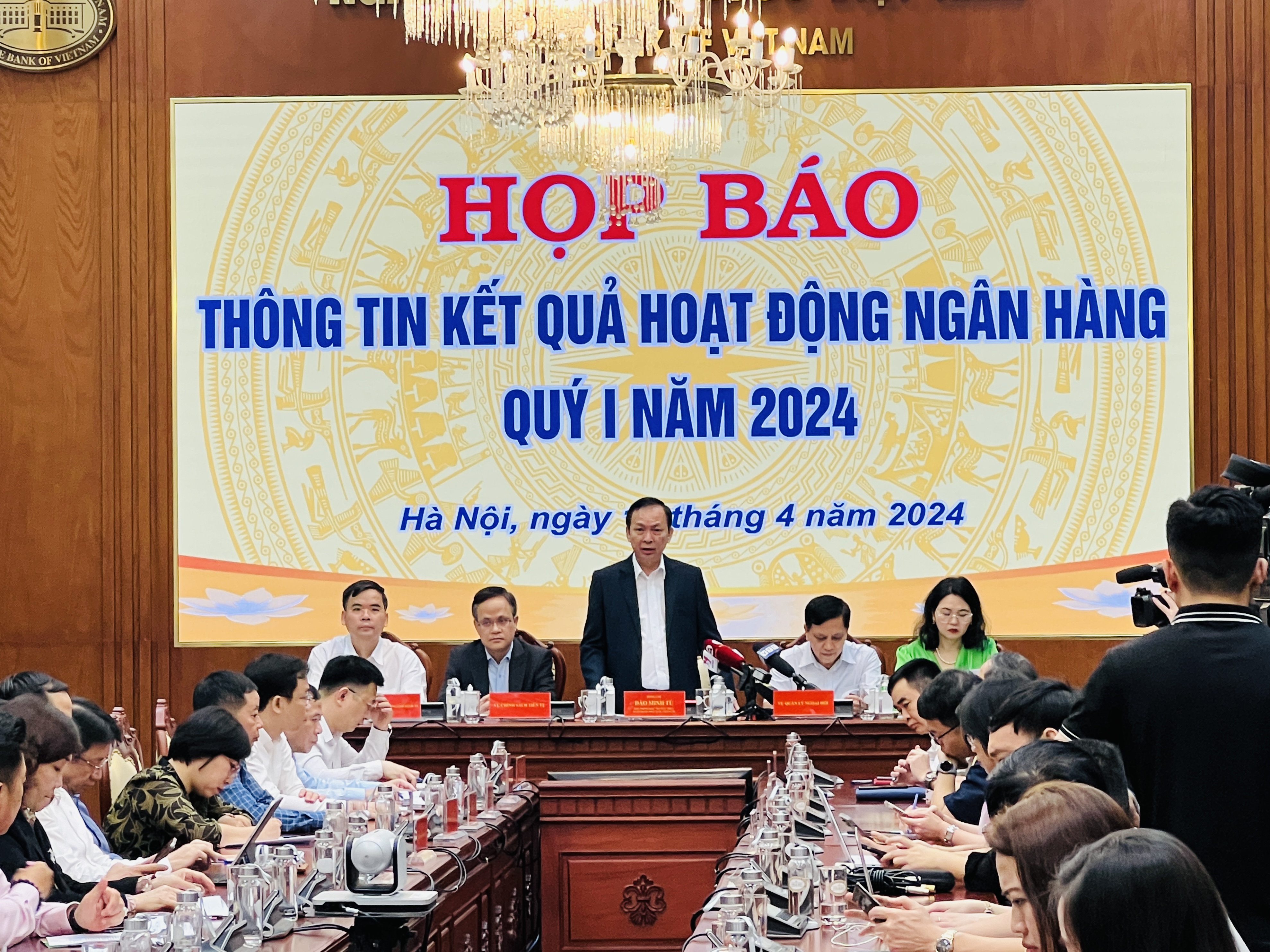 Ngân hàng Nhà nước ra nhiều thông điệp nóng về tỷ giá, đấu thầu vàng