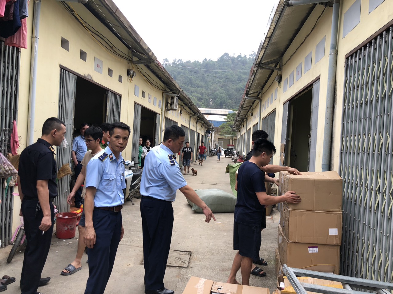 Lạng Sơn Phát hiện 02 kho hàng cất giấu hơn 40 000 sản phẩm nghi nhập lậu