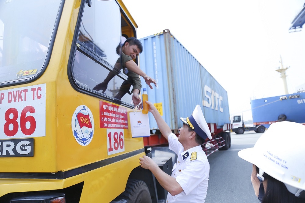 Kịp thời động viên người lao động trong cao điểm nắng nóng