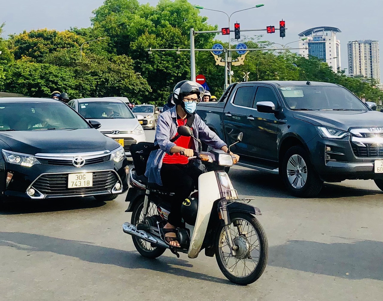 Hà Nội ngày nắng nóng, đêm mưa rào và dông rải rác