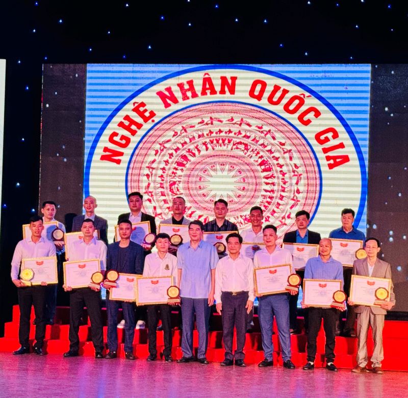 “Vinh quang trí tuệ Bàn tay vàng-Tự hào thương hiệu Việt Nam”