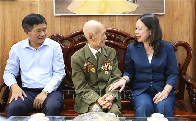 Quyền Chủ tịch nước Võ Thị Ánh Xuân thăm, tặng quà chiến sĩ Điện Biên
​