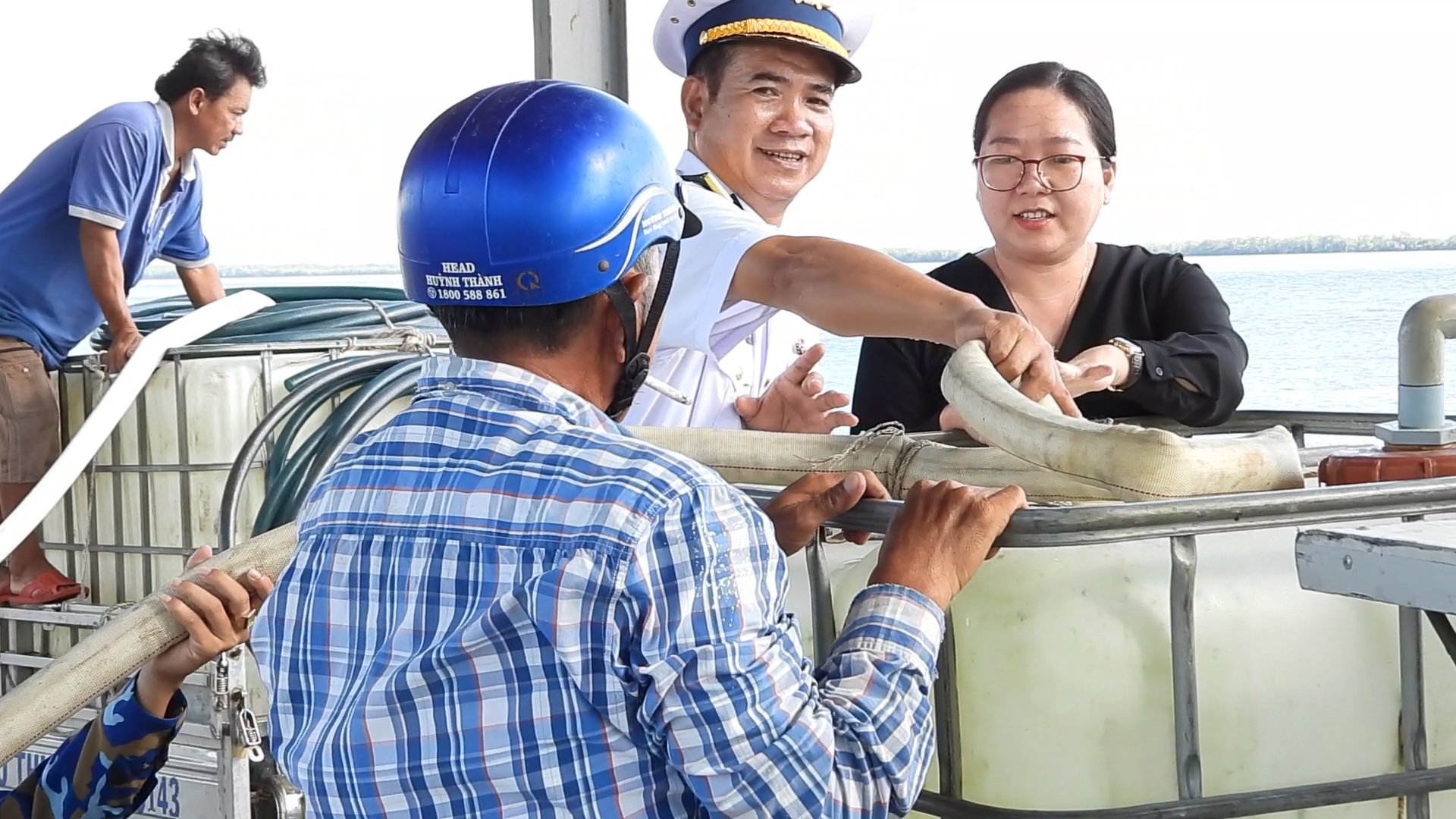 Nỗ lực cấp nước ngọt cho người dân vùng hạn, mặn