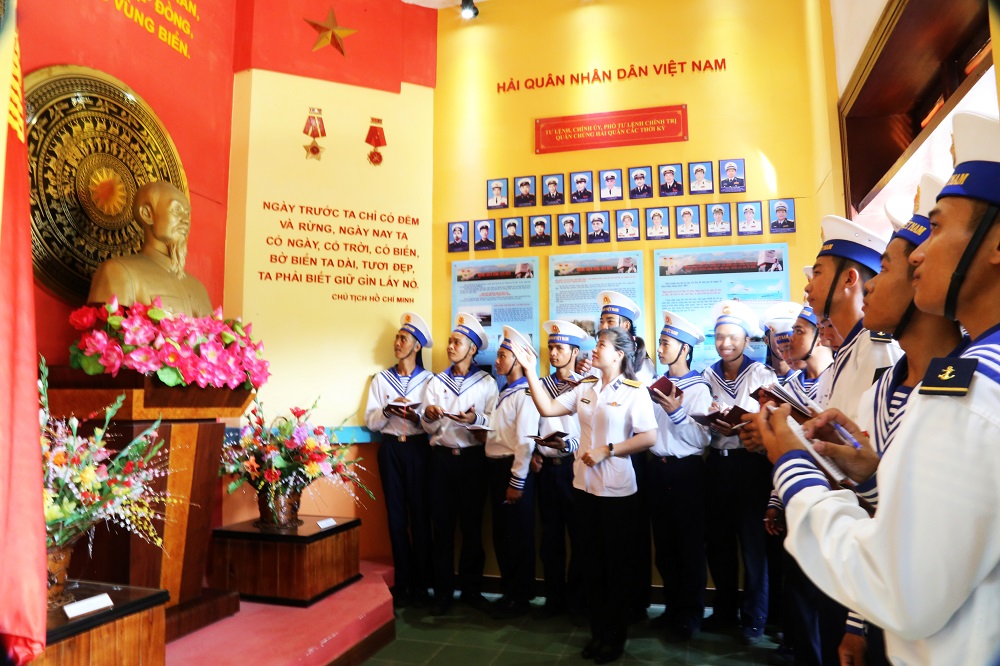 Hàng nghìn chiến sĩ trẻ Vùng 4 Hải quân tham quan, học tập truyền thống