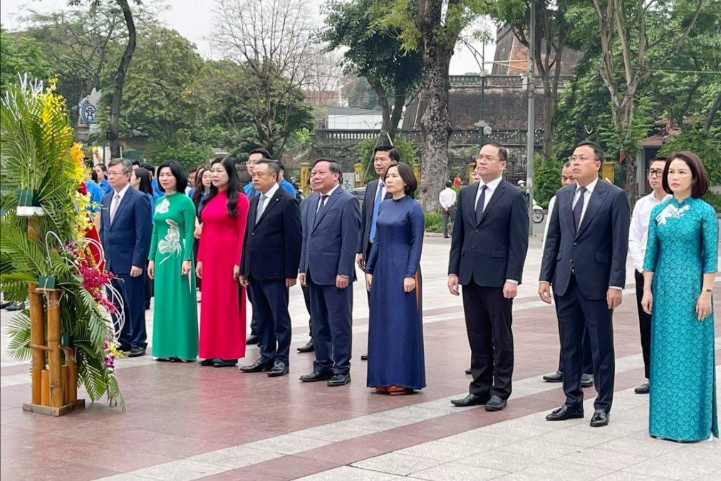 Lãnh đạo Thành phố Hà Nội dâng hoa kỷ niệm 154 năm Ngày sinh V I Lênin