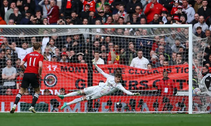 Man Utd, chai Champagne đắng ở Wembley
