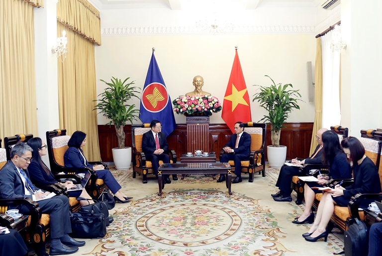 Bộ trưởng Ngoại giao Bùi Thanh Sơn gặp, làm việc với Tổng Thư ký ASEAN
