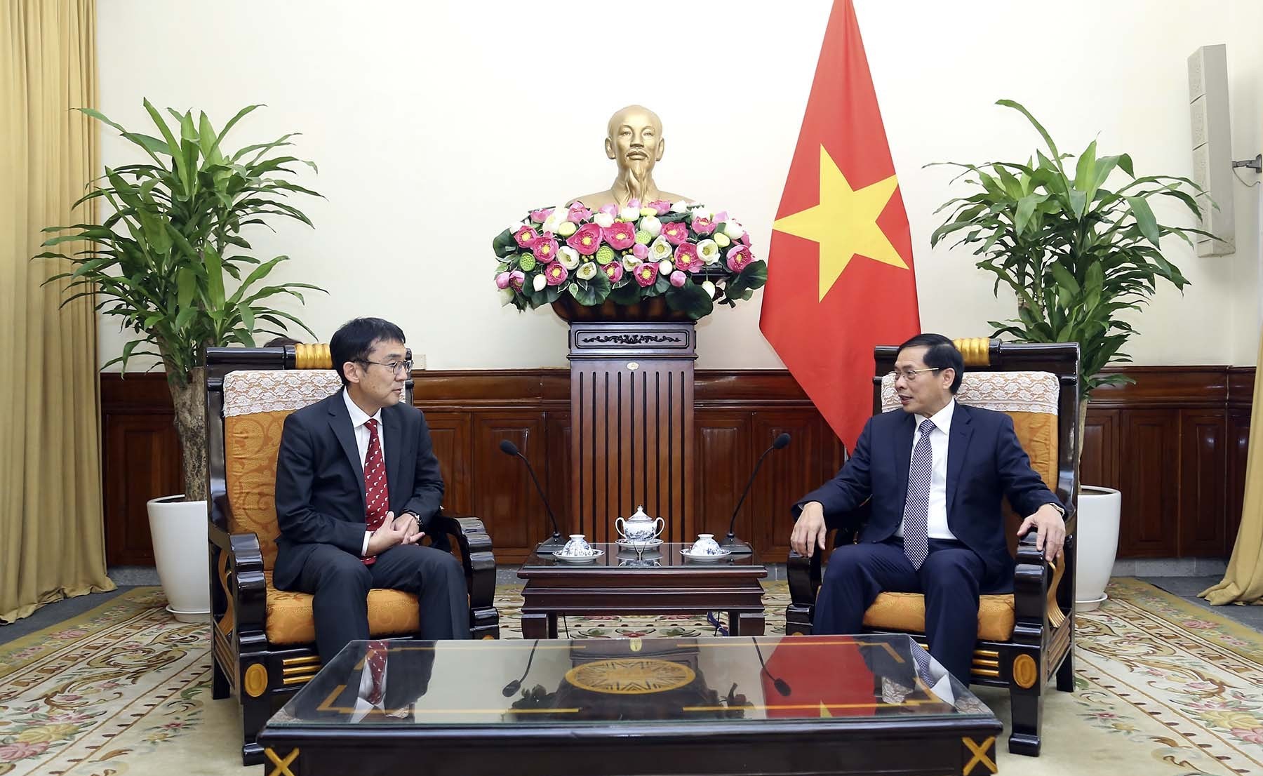 Bộ trưởng Ngoại giao Bùi Thanh Sơn tiếp Chủ tịch Viện Nghiên cứu kinh tế Đông Á và ASEAN