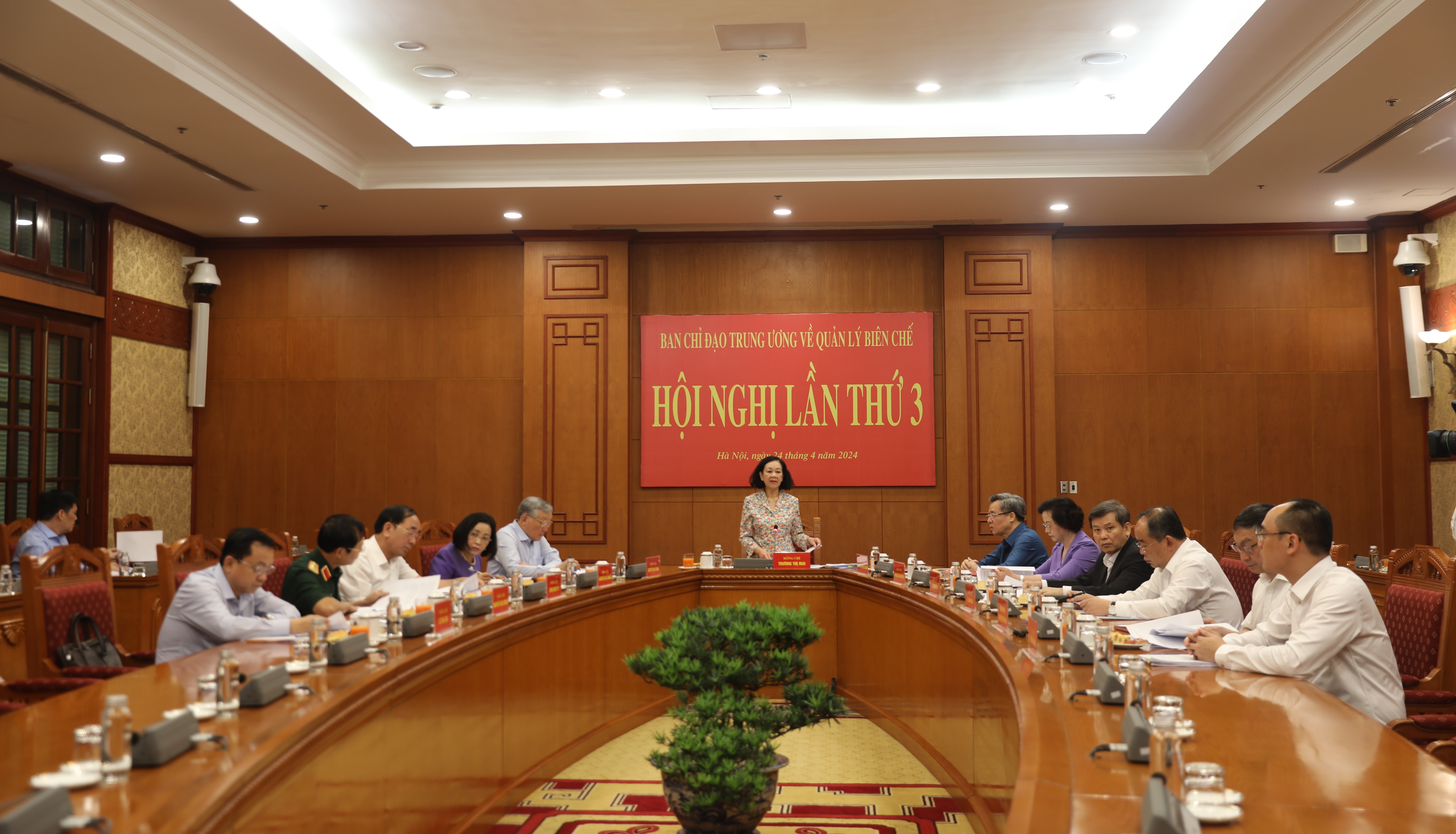 Đến hết năm 2026, số biên chế của hệ thống chính trị tối đa bằng số Bộ Chính trị giao