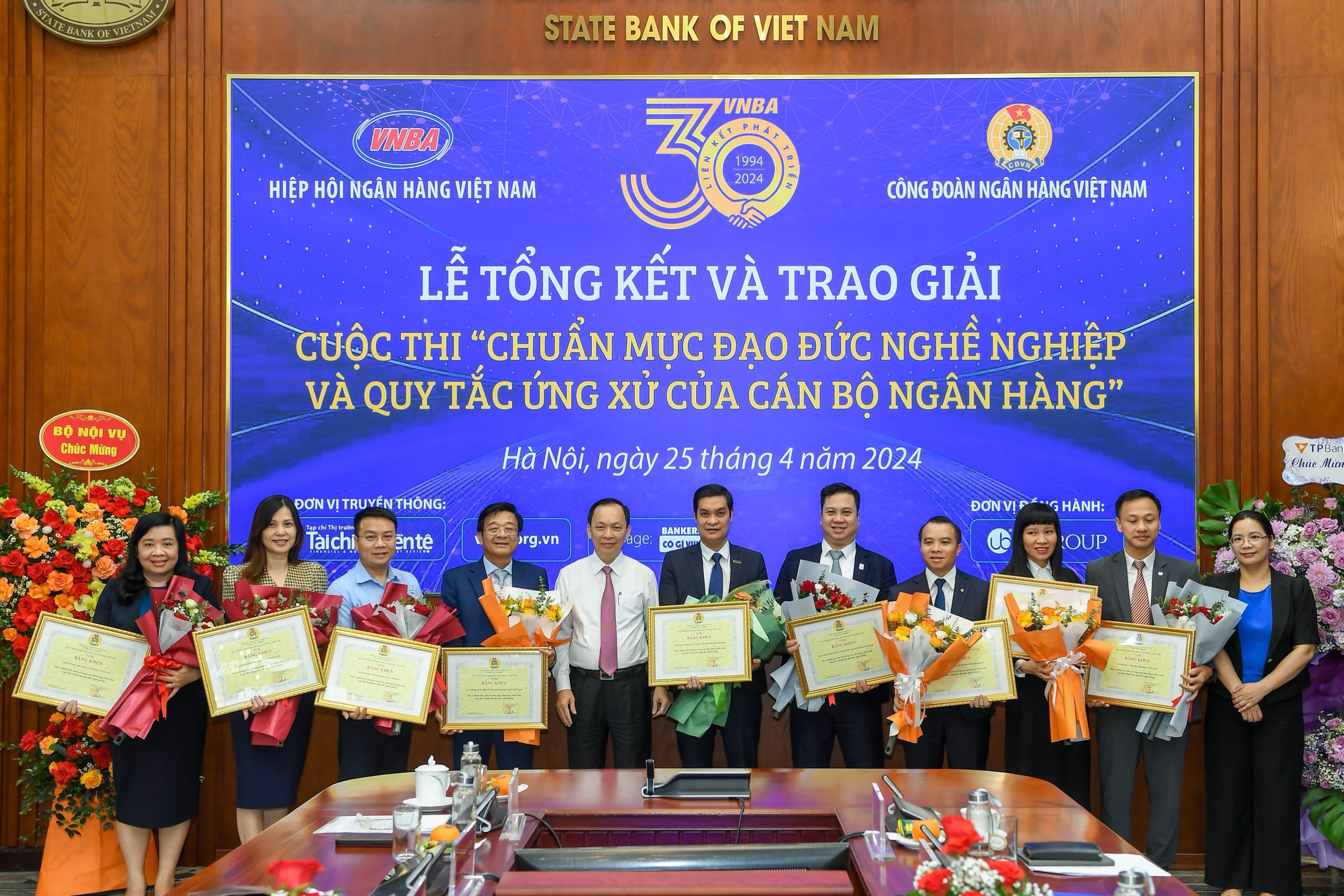 Trao giải Cuộc thi “Chuẩn mực đạo đức nghề nghiệp và quy tắc ứng xử của cán bộ ngân hàng”