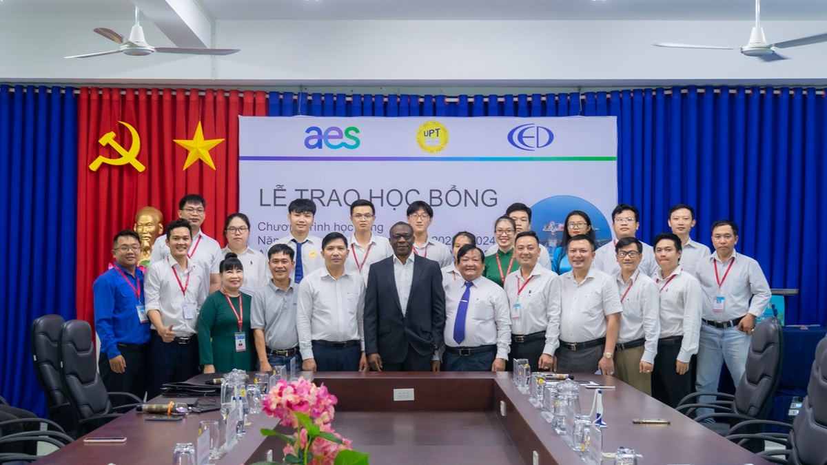 Trao học bổng Năng lượng tương lai cho sinh viên Đại học Phan Thiết