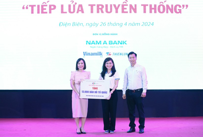 Trao 13 000 bản đồ Tổ quốc cho các trường học trên cả nước