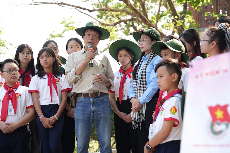 “Chiến sĩ nhỏ Điện Biên” nghe những câu chuyện lịch sử từ con trai Đại tướng Võ Nguyên Giáp