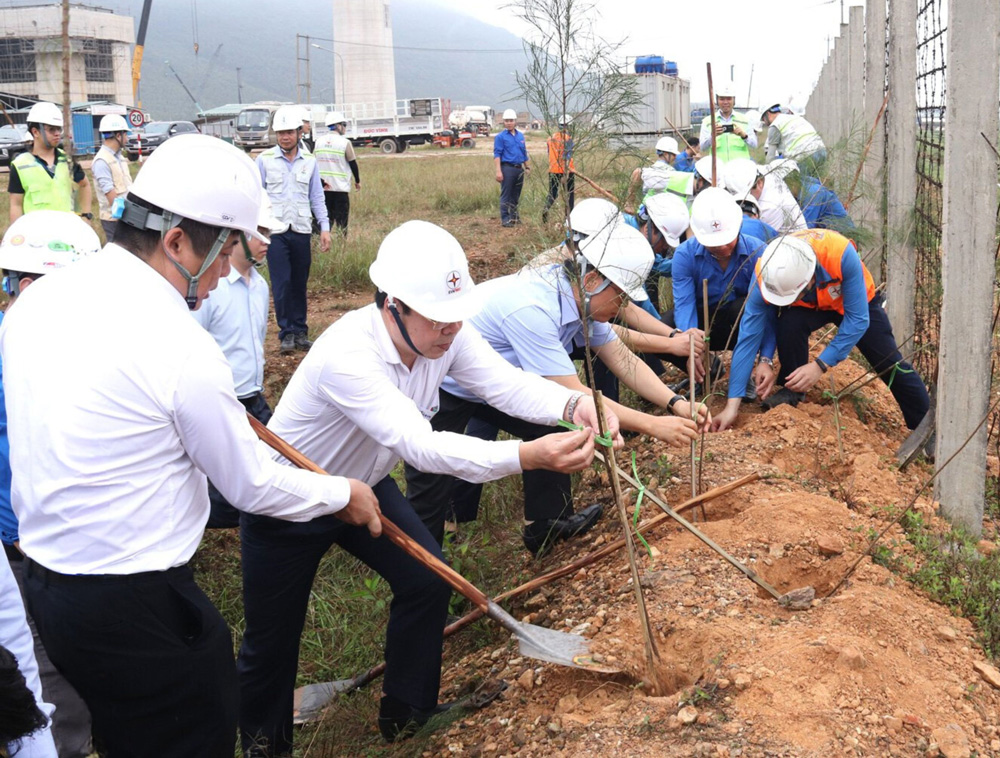 Đoàn Thanh niên EVN Trồng 2000 cây xanh tại Trung tâm Điện lực Quảng Trạch
