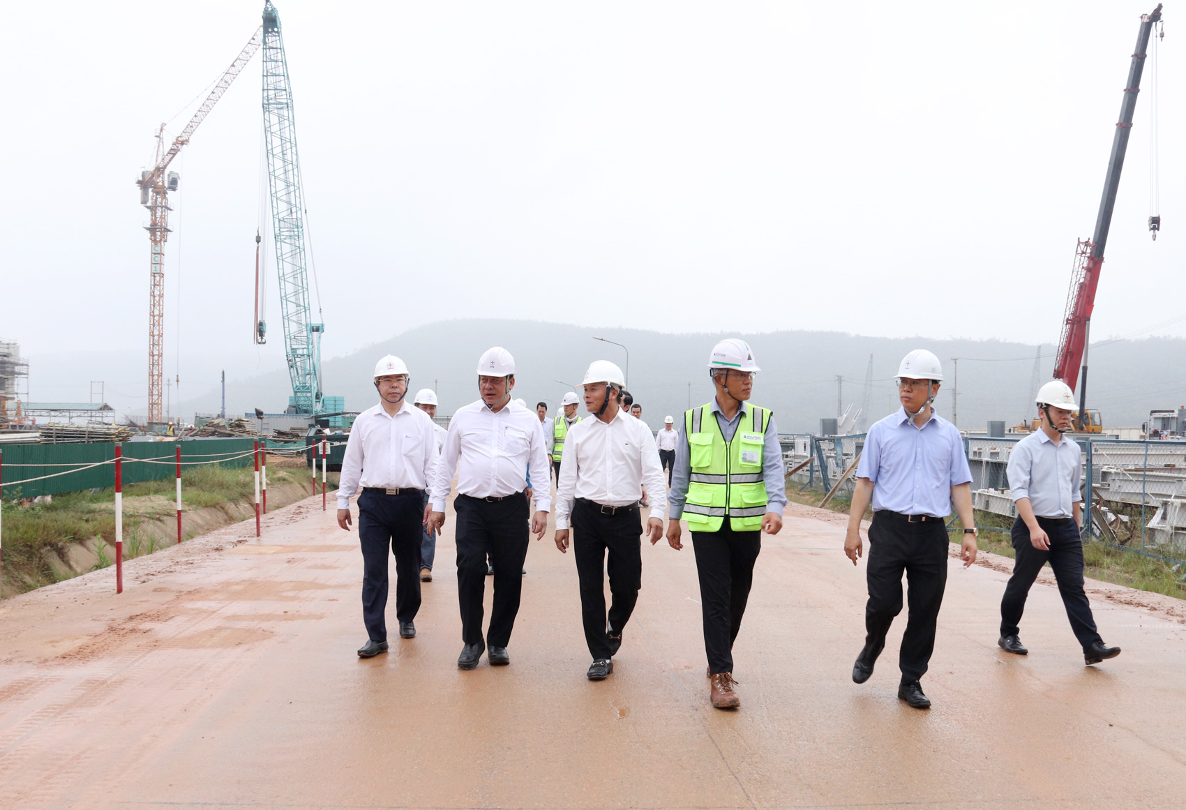 EVN kiểm tra công trường thi công Nhà máy Nhiệt điện Quảng Trạch 1