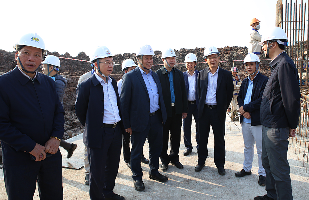 EVN động viên các đơn vị thi công xuyên tết dự án đường dây 500kV NMNĐ Nam Định I - Phố Nối