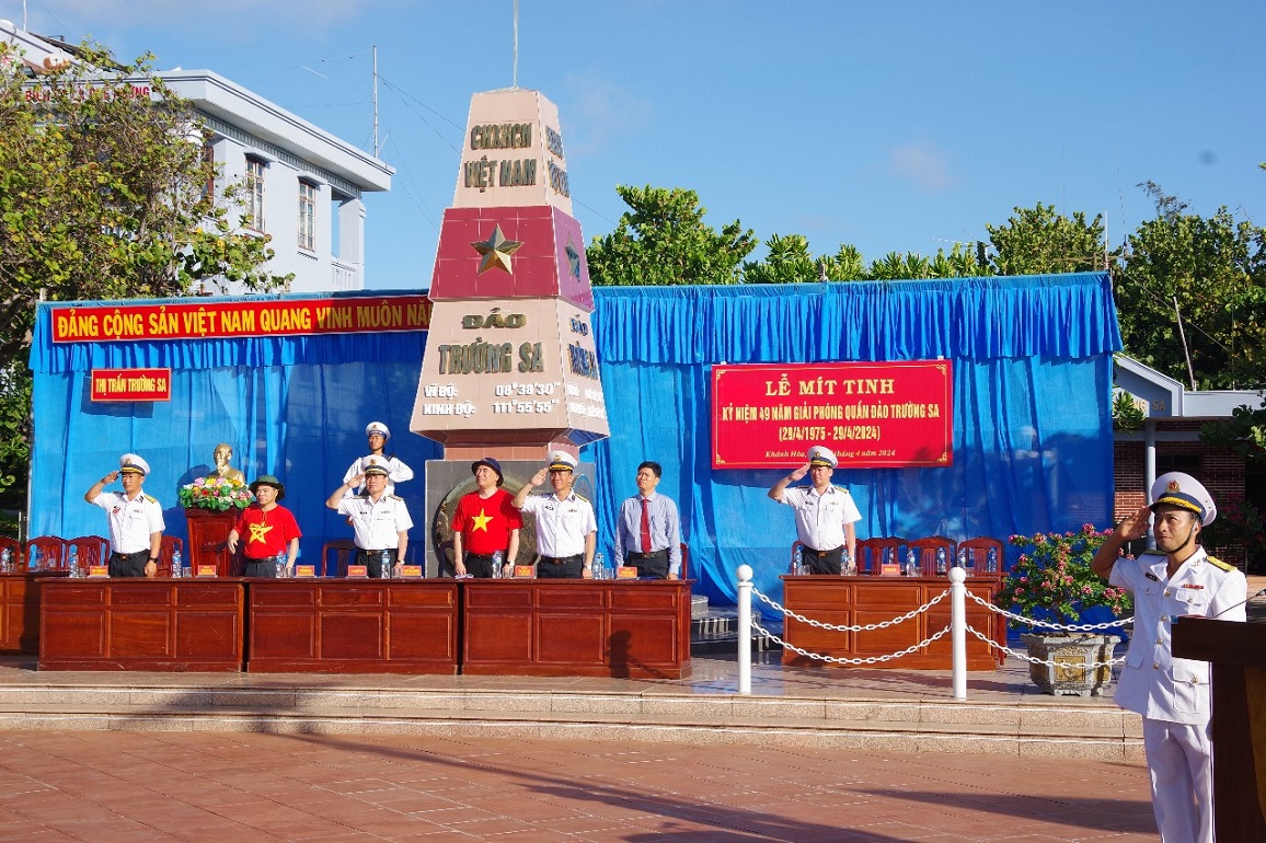 Quân dân Trường Sa chào mừng Ngày Giải phóng miền Nam, thống nhất đất nước