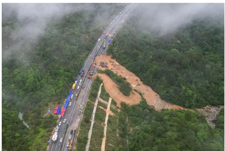 Số nạn nhân thiệt mạng trong vụ sạt đường cao tốc ở Trung Quốc tăng lên 48 người