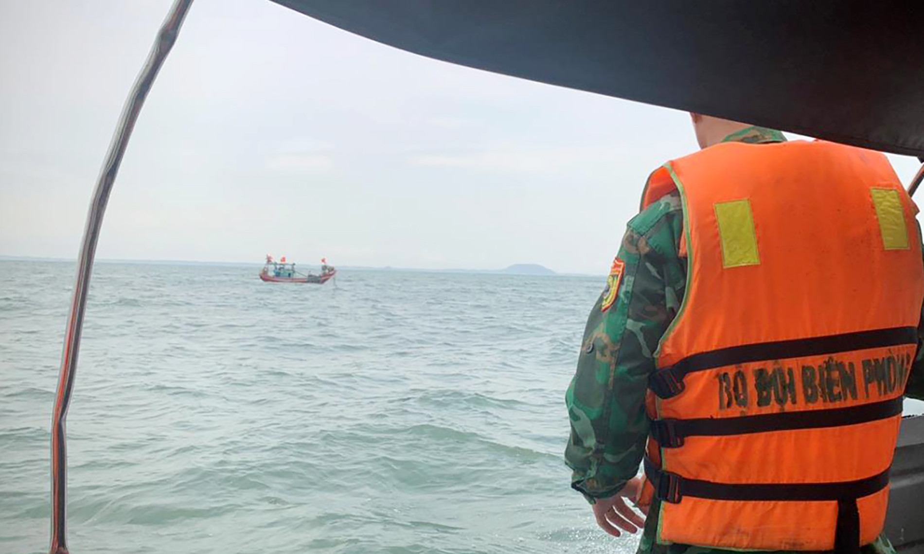 Hàng chục tàu thuyền tìm kiếm 2 người mất tích trên biển