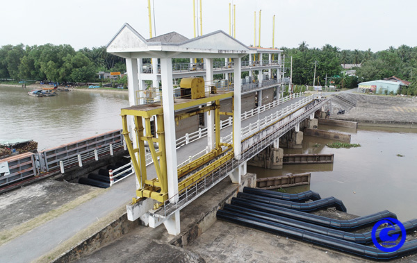 Tiền Giang Tranh thủ lấy nước ngọt khi độ mặn trên sông Tiền giảm