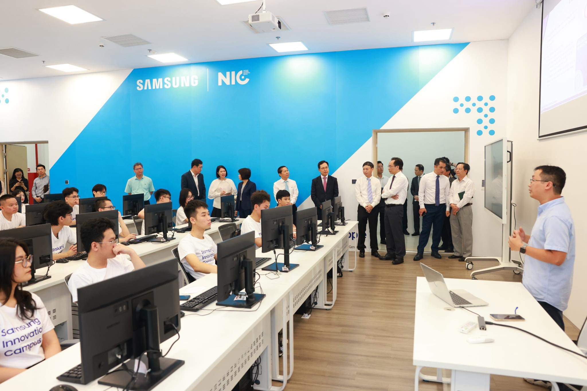 Tăng cường hợp tác quốc tế đào tạo nhân lực ngành công nghệ cao