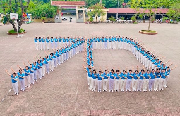 Phụ nữ Thủ đô đồng diễn dân vũ kỷ niệm 70 năm Chiến thắng Điện Biên Phủ