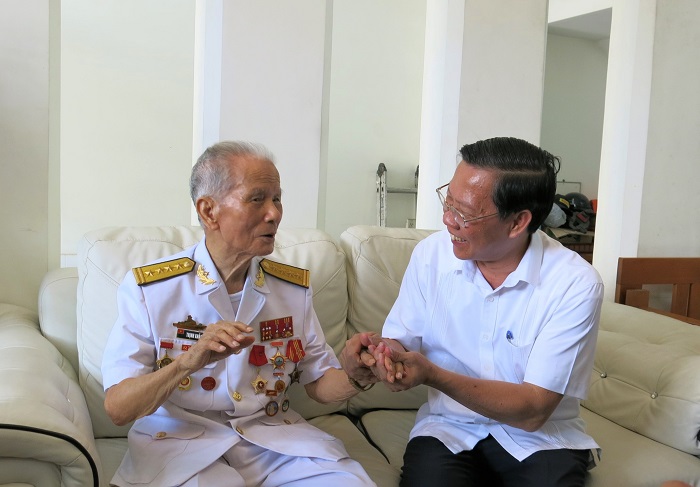 Lãnh đạo TP Hồ Chí Minh thăm, tặng quà chiến sĩ tham gia chiến dịch Điện Biên Phủ