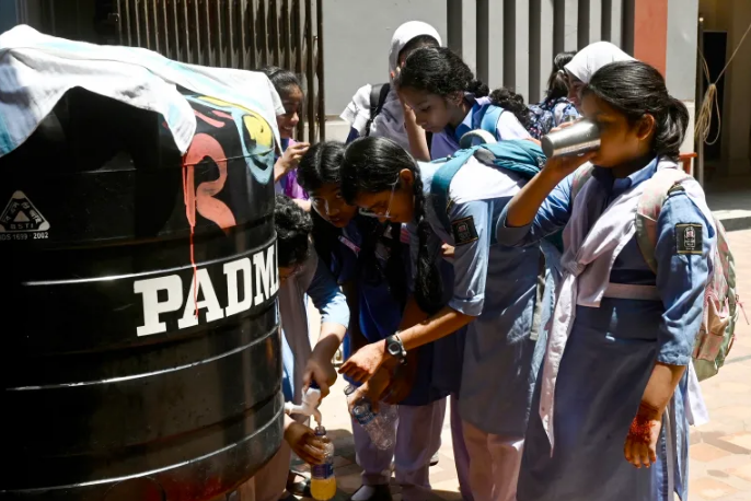 Bangladesh mở cửa trường học trở lại