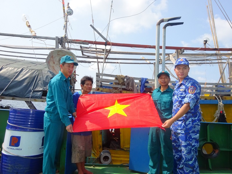 Vững vàng bám biển, đồng hành cùng ngư dân