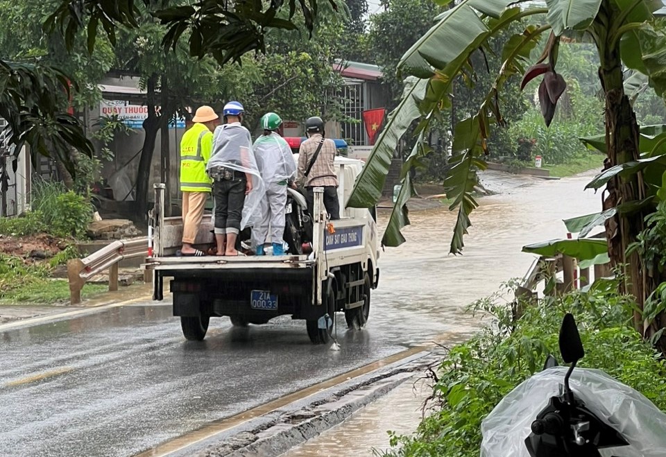 Cảnh sát Giao thông Yên Bái căng mình hỗ trợ dân trong mưa lũ