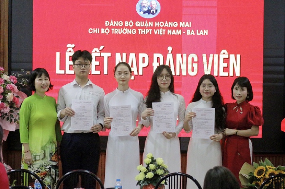 Hà Nội Nhiều học sinh tiêu biểu được kết nạp Đảng