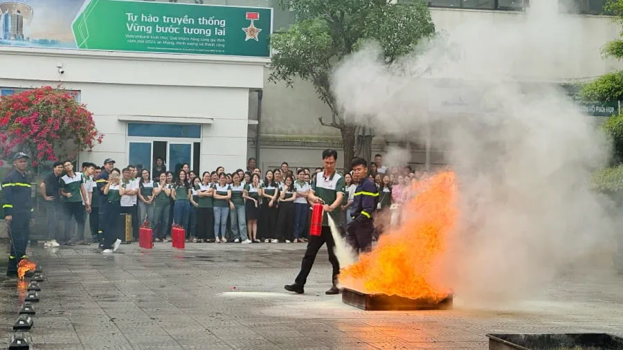 Vietcombank Nam Định tổ chức tập huấn và diễn tập PCCC và cứu nạn cứu hộ