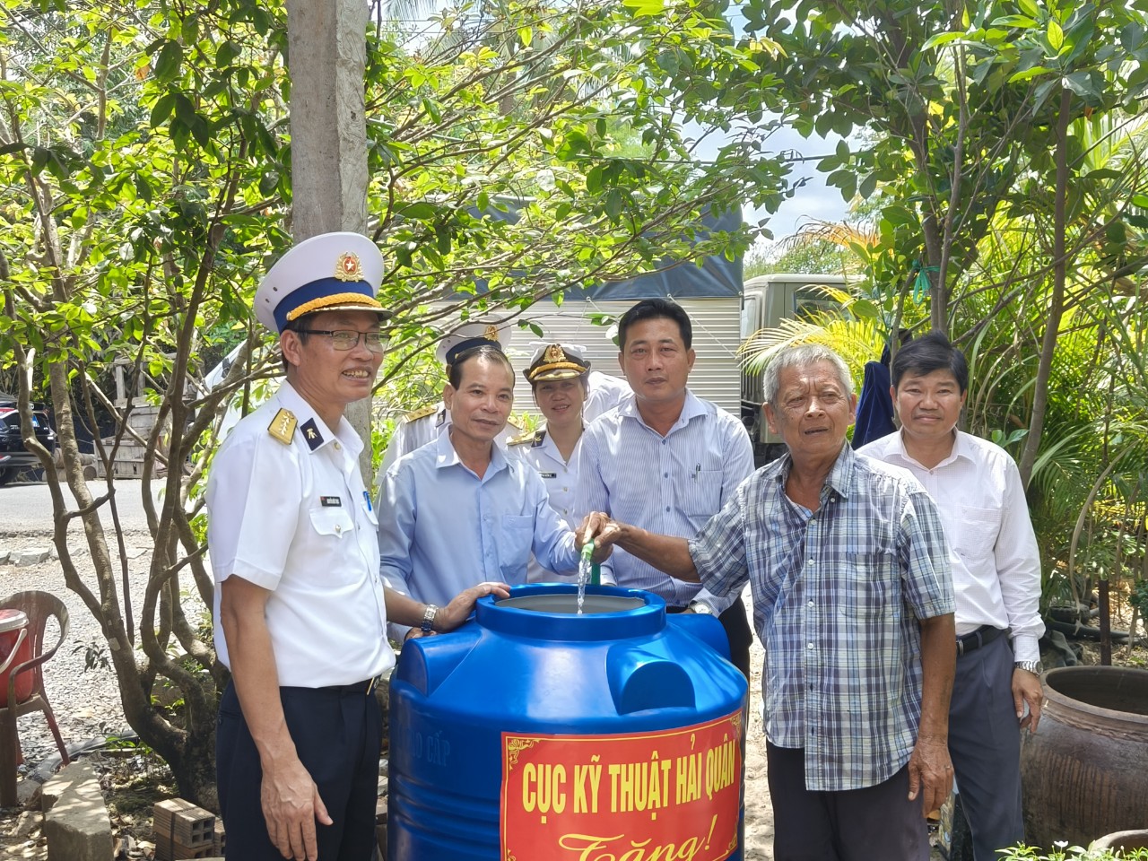 Cục Kỹ thuật Hải quân hỗ trợ nhân dân bị hạn mặn tỉnh Vĩnh Long