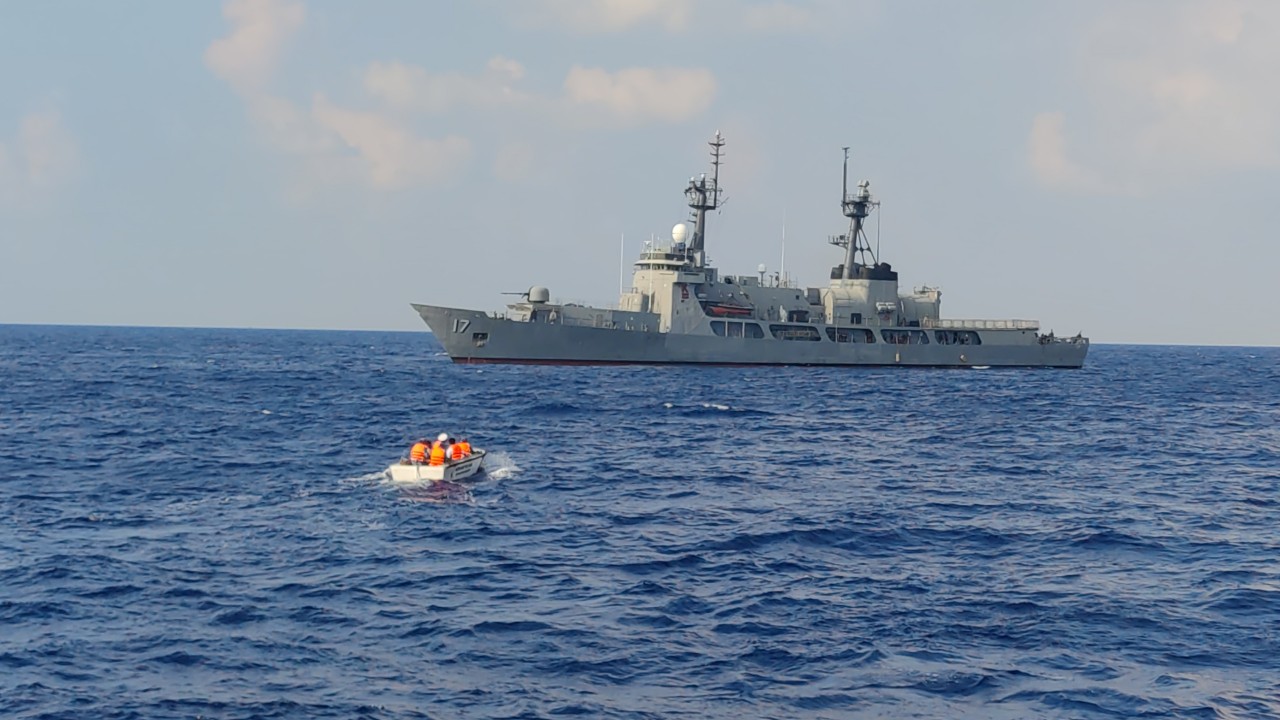 Hải quân tiếp nhận và bàn giao ngư dân Philippines gặp nạn