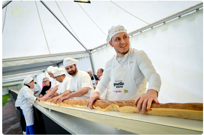 Chiếc bánh mỳ baguette dài nhất thế giới